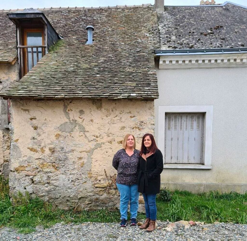 Karine et Sandra devant la maison partagée